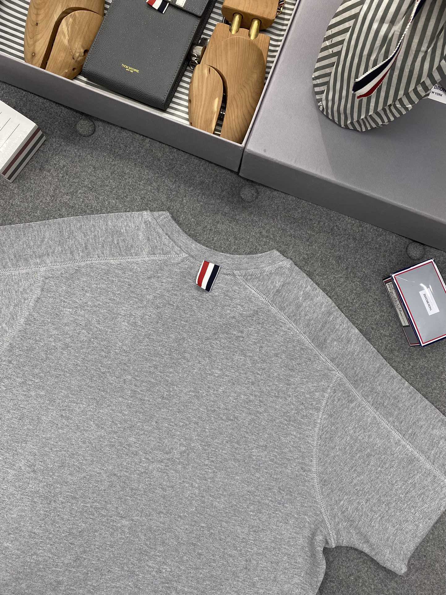 Thom Browne 톰브라운 사선 슬리브 반팔 티셔츠 그레이 레플리카 10번 이미지 - 의류 | 세미샵 레플리카 사이트