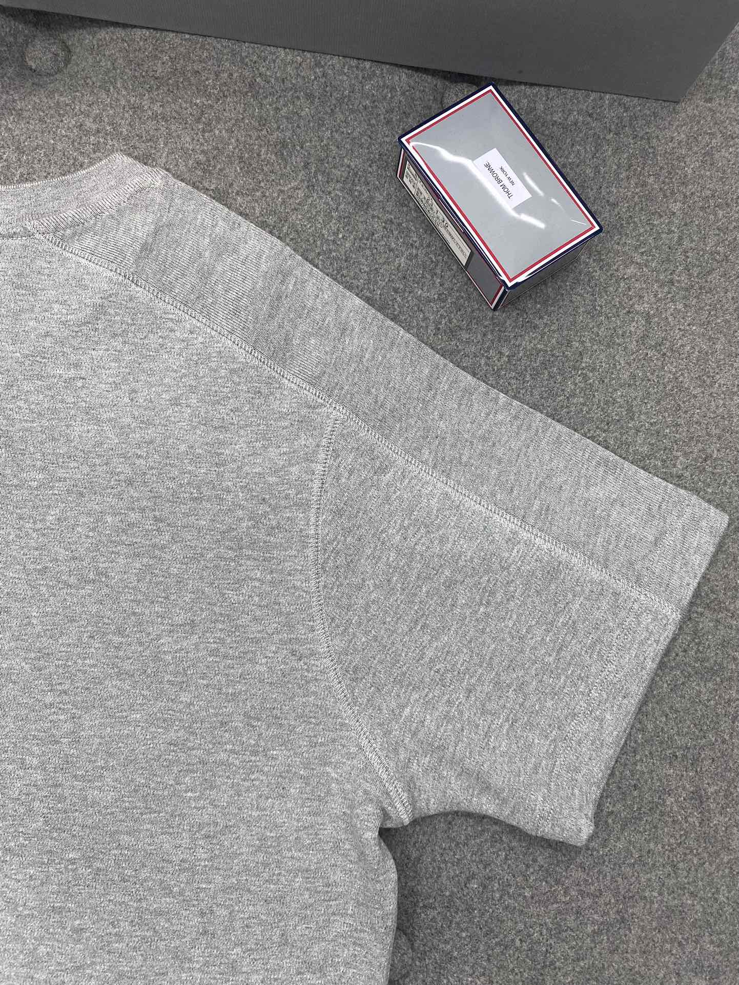 Thom Browne 톰브라운 사선 슬리브 반팔 티셔츠 그레이 레플리카 11번 이미지 - 의류 | 세미샵 레플리카 사이트