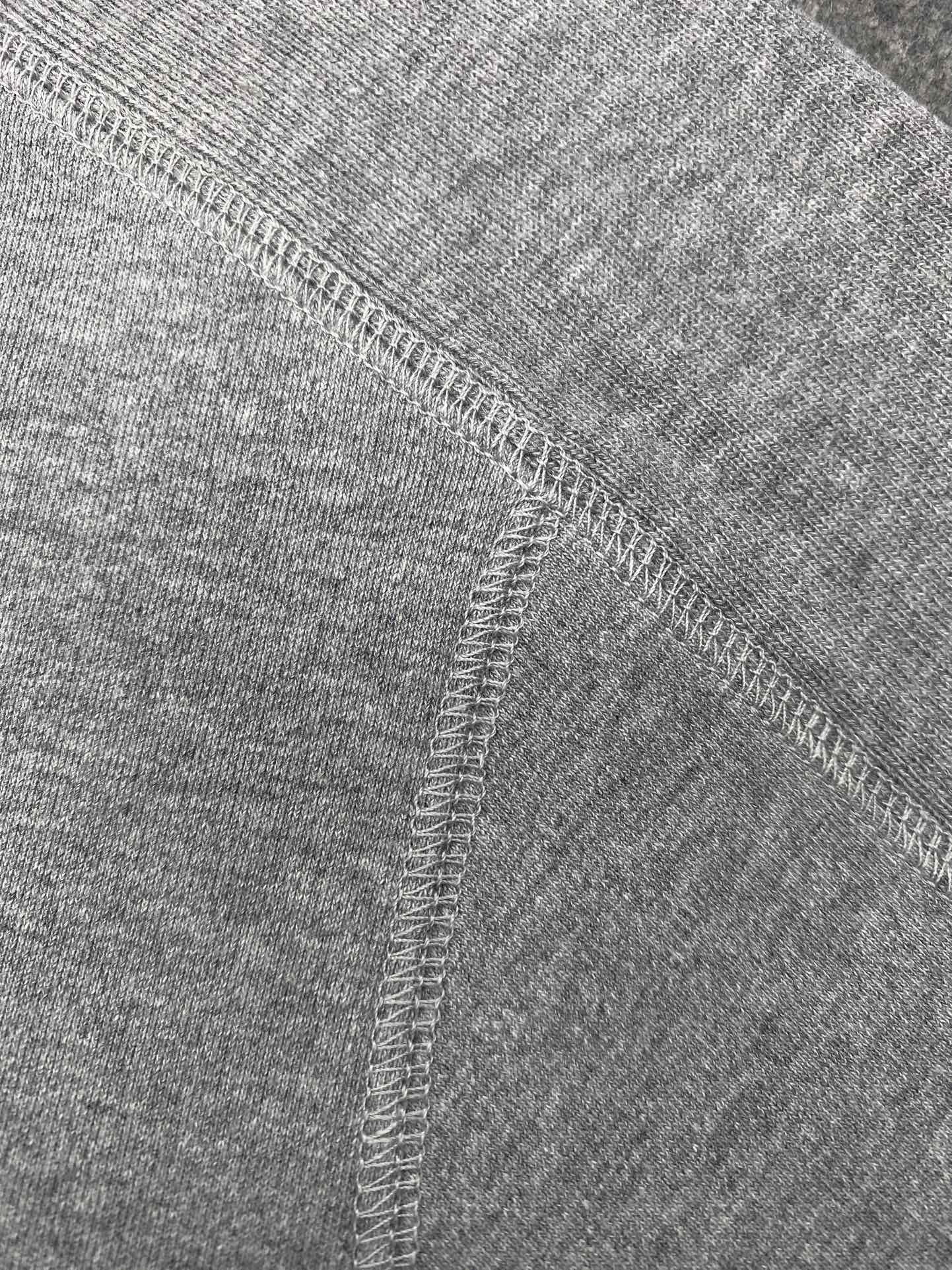 Thom Browne 톰브라운 사선 슬리브 반팔 티셔츠 그레이 레플리카 13번 이미지 - 의류 | 세미샵 레플리카 사이트