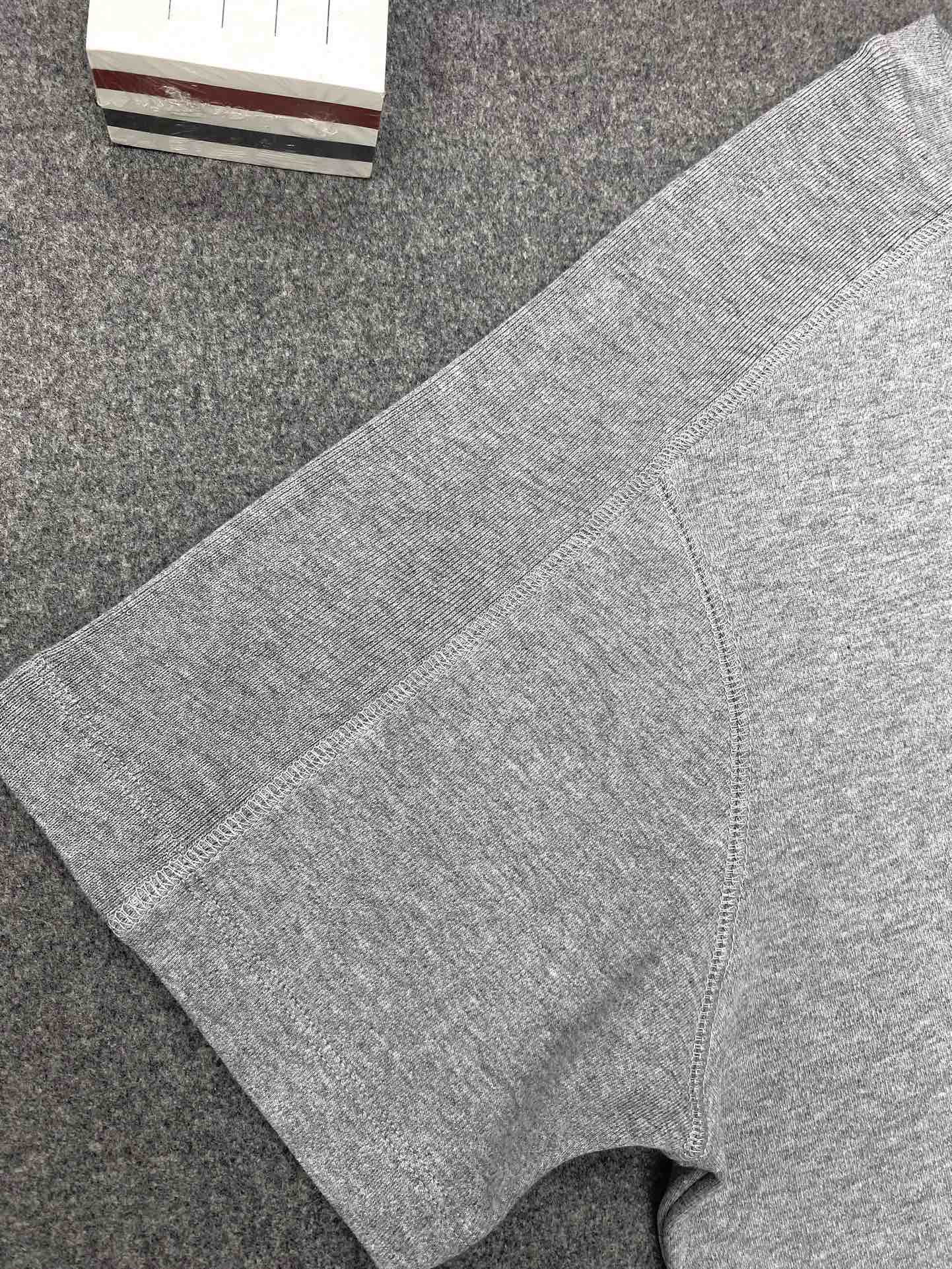 Thom Browne 톰브라운 사선 슬리브 반팔 티셔츠 그레이 레플리카 16번 이미지 - 의류 | 세미샵 레플리카 사이트