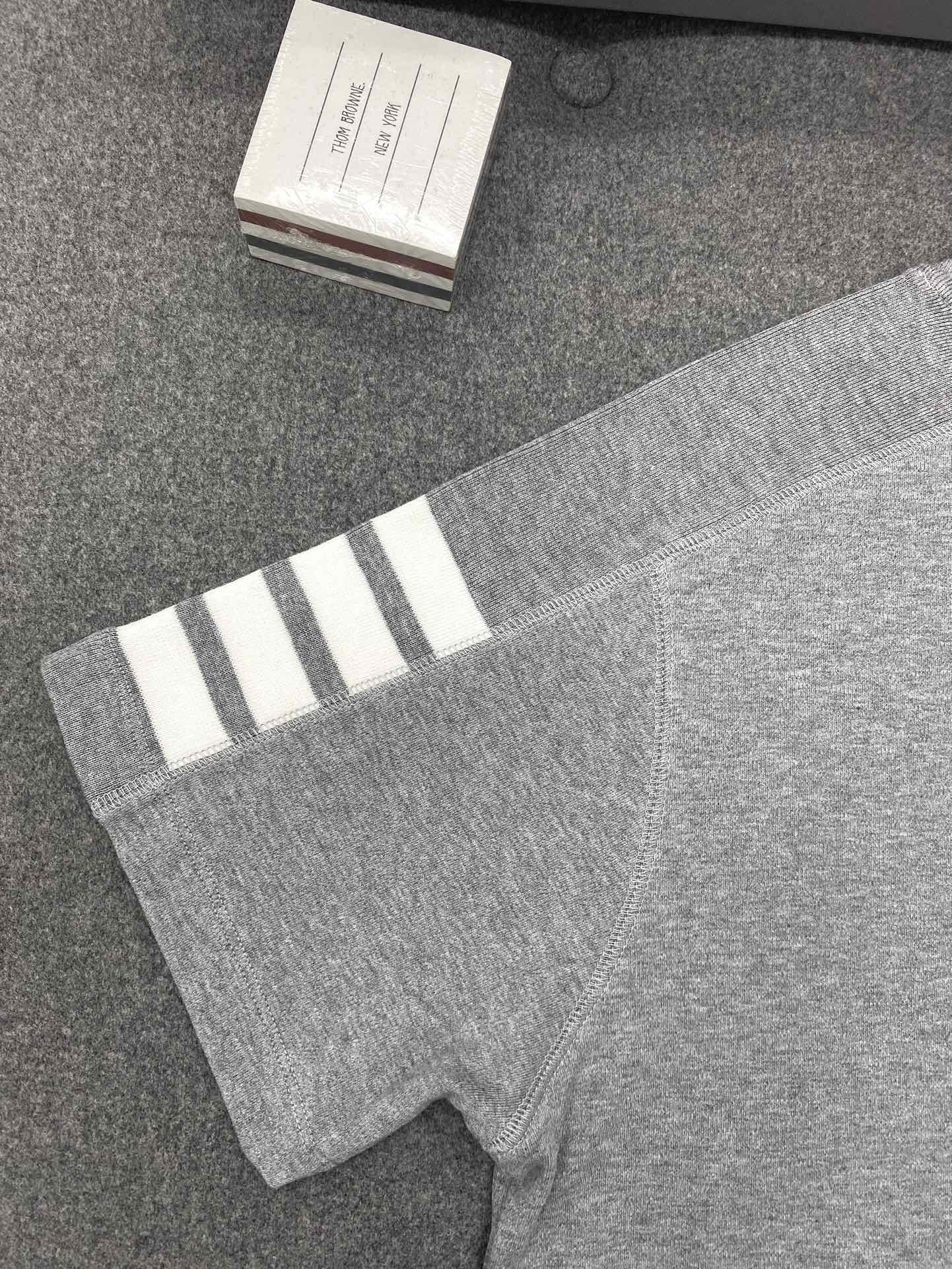Thom Browne 톰브라운 사선 슬리브 반팔 티셔츠 그레이 레플리카 17번 이미지 - 의류 | 세미샵 레플리카 사이트
