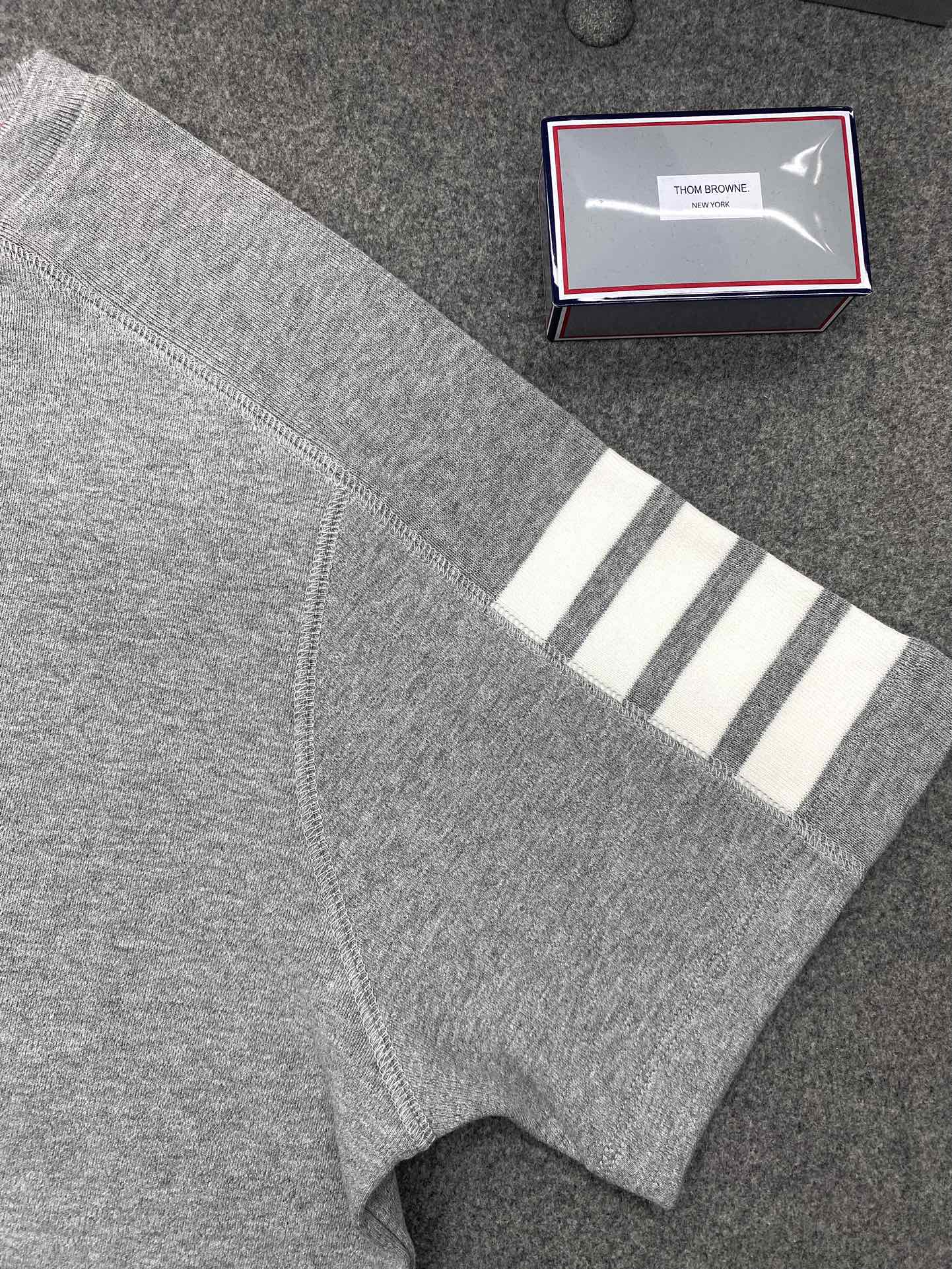 Thom Browne 톰브라운 사선 슬리브 반팔 티셔츠 그레이 레플리카 18번 이미지 - 의류 | 세미샵 레플리카 사이트