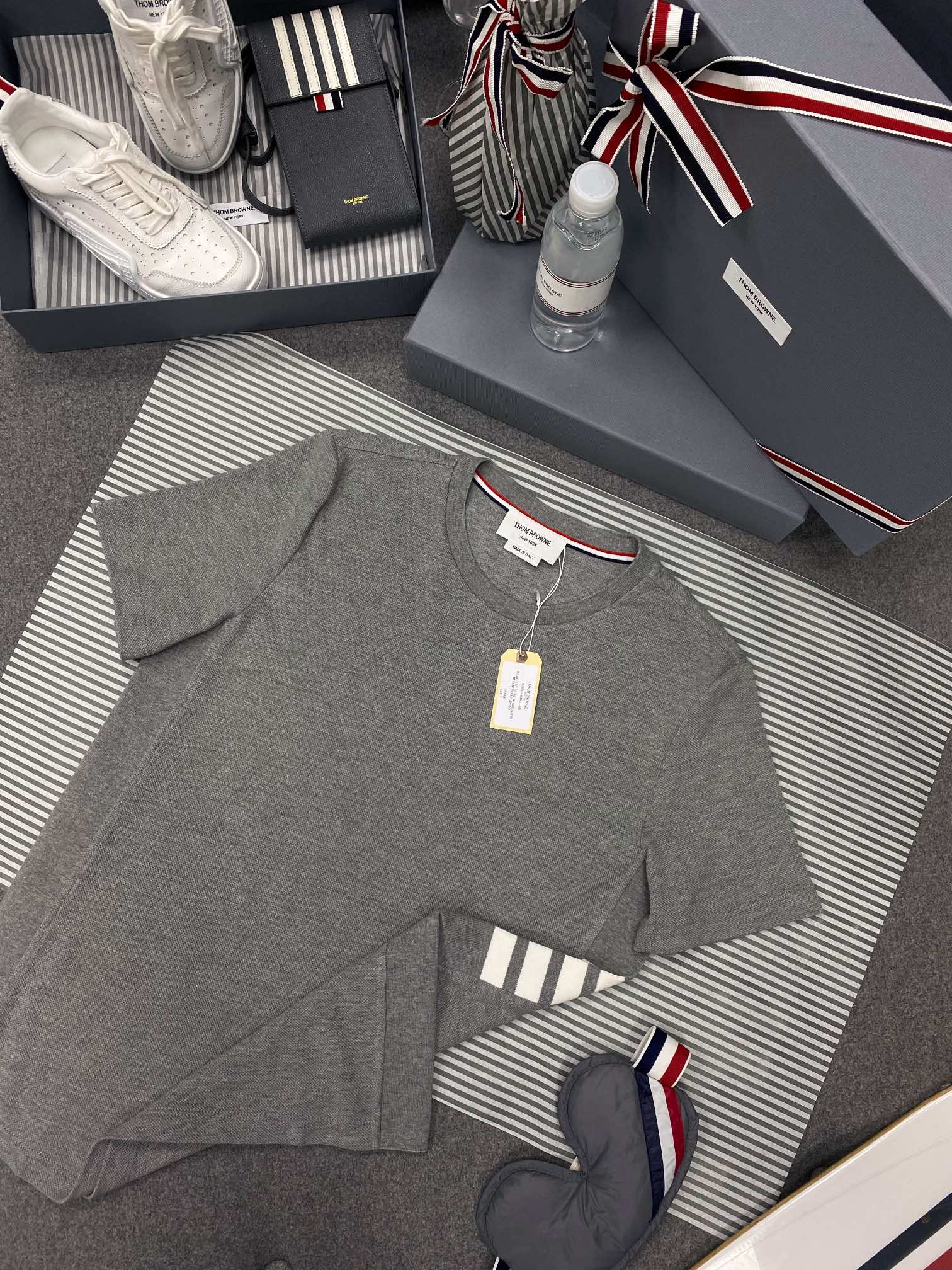 Thom Browne 톰브라운 사이드라인 반팔 티셔츠 “3COLOR” 레플리카 13번 이미지 - 의류 | 세미샵 레플리카 사이트