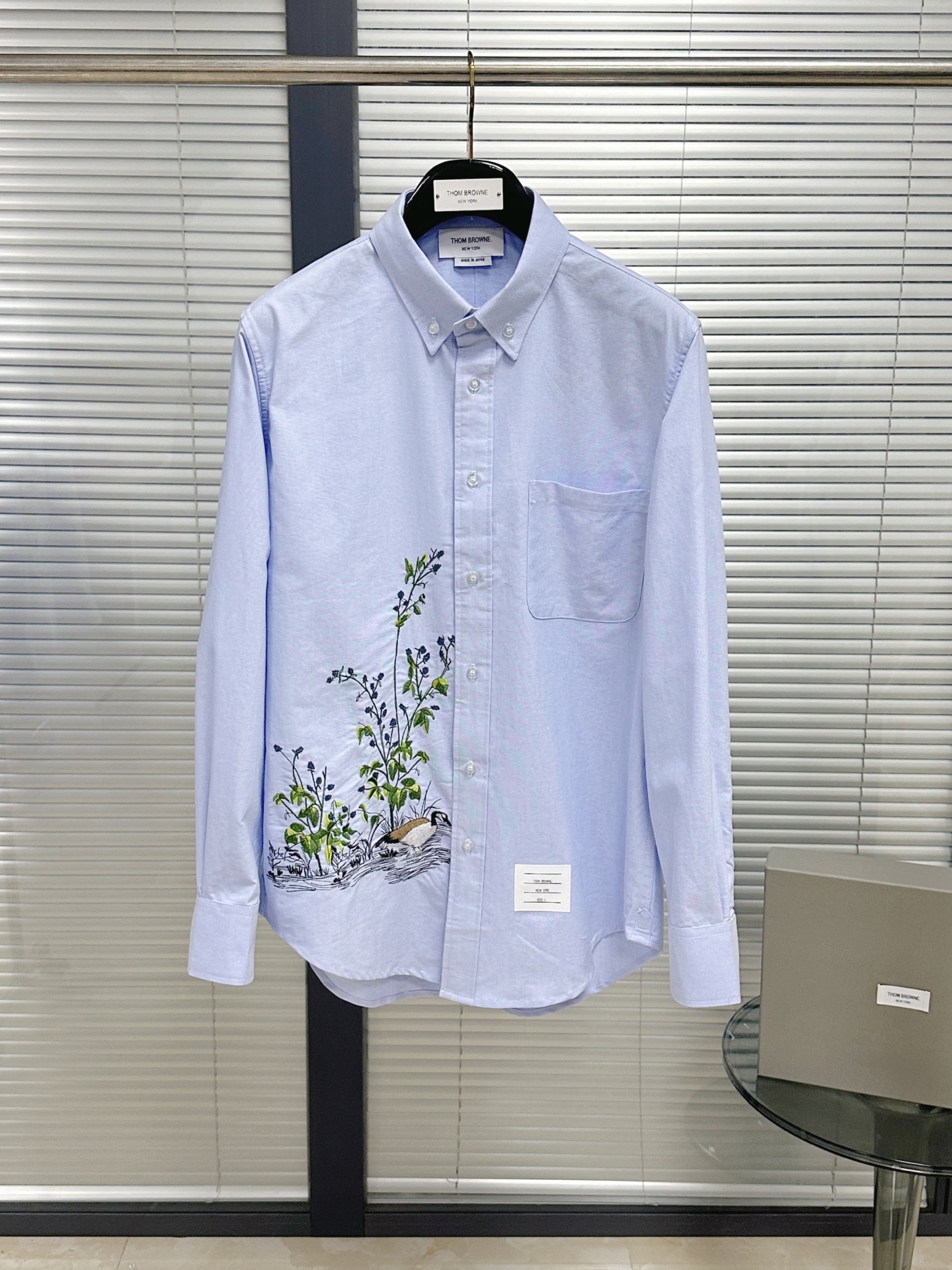 톰브라운 톰브라운 새틴 스티치 버드 앤 플로럴 옥스포드 셔츠 레플리카 1번 이미지 - 의류 | 세미샵 레플리카 사이트