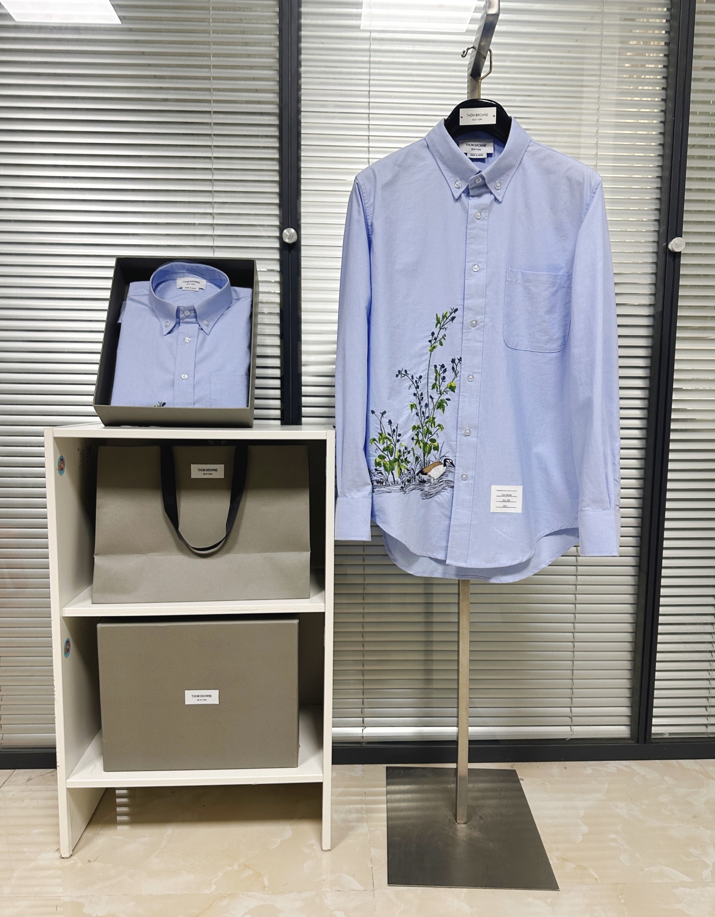 톰브라운 톰브라운 새틴 스티치 버드 앤 플로럴 옥스포드 셔츠 레플리카 4번 이미지 - 의류 | 세미샵 레플리카 사이트