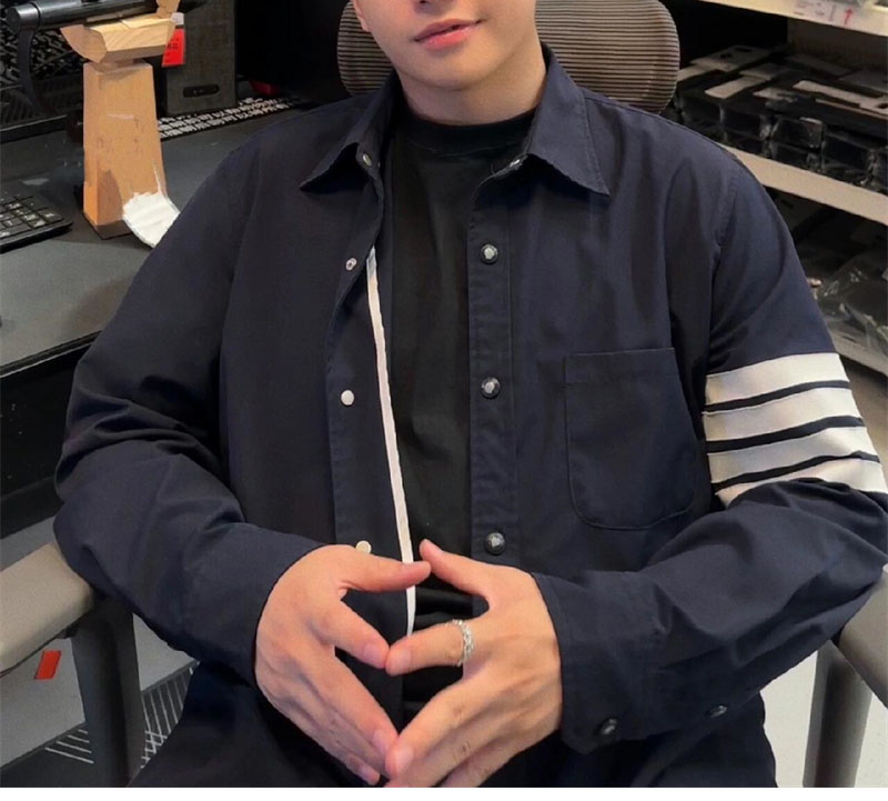 Thom Browne 톰브라운 솔리드 플란넬 셔팅 사선완장 4-Bar 네임택 스트레이트 셔츠 레플리카 4번 이미지 - 의류 | 세미샵 레플리카 사이트