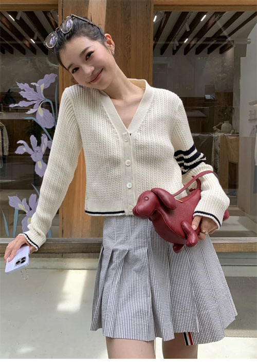 Thom Browne 톰브라운 여성용 사선완장 4-Bar 버진 울 케이블 크롭 v넥 가디건 레플리카 2번 이미지 - 의류 | 세미샵 레플리카 사이트