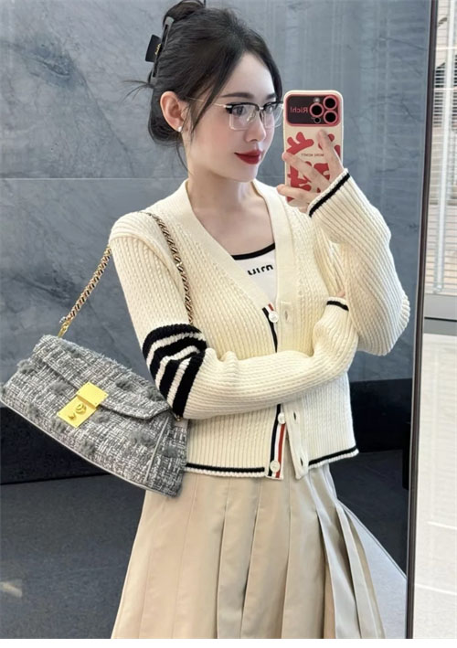 Thom Browne 톰브라운 여성용 사선완장 4-Bar 버진 울 케이블 크롭 v넥 가디건 레플리카 4번 이미지 - 의류 | 세미샵 레플리카 사이트