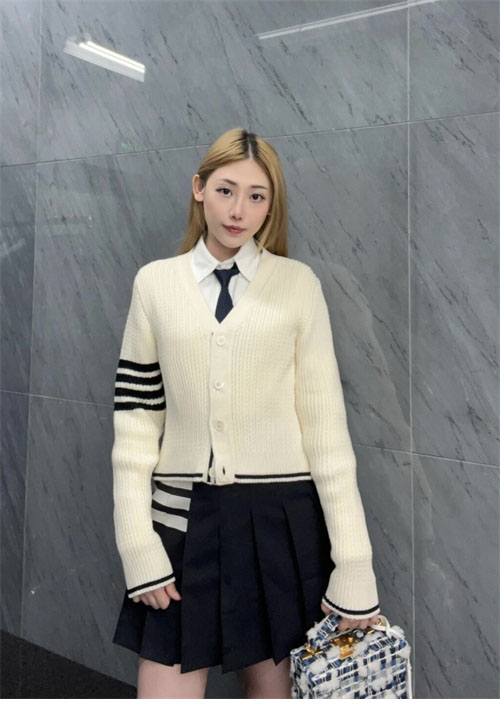 Thom Browne 톰브라운 여성용 사선완장 4-Bar 버진 울 케이블 크롭 v넥 가디건 레플리카 5번 이미지 - 의류 | 세미샵 레플리카 사이트