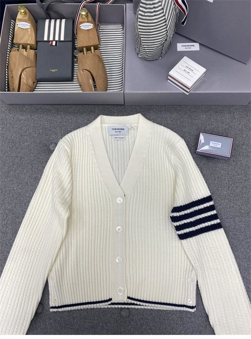 Thom Browne 톰브라운 여성용 사선완장 4-Bar 버진 울 케이블 크롭 v넥 가디건 레플리카 7번 이미지 - 의류 | 세미샵 레플리카 사이트