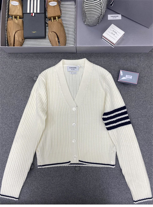 Thom Browne 톰브라운 여성용 사선완장 4-Bar 버진 울 케이블 크롭 v넥 가디건 레플리카 8번 이미지 - 의류 | 세미샵 레플리카 사이트