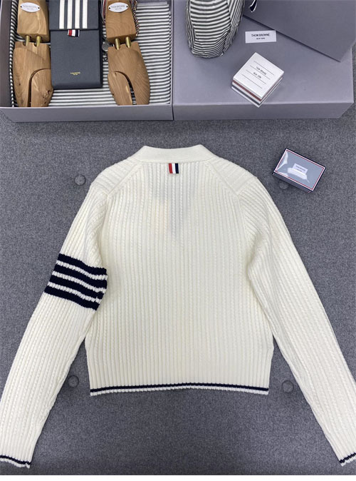 Thom Browne 톰브라운 여성용 사선완장 4-Bar 버진 울 케이블 크롭 v넥 가디건 레플리카 13번 이미지 - 의류 | 세미샵 레플리카 사이트