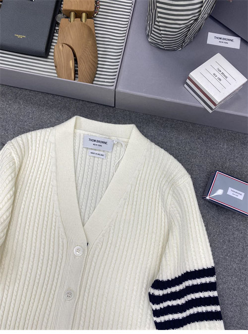 Thom Browne 톰브라운 여성용 사선완장 4-Bar 버진 울 케이블 크롭 v넥 가디건 레플리카 15번 이미지 - 의류 | 세미샵 레플리카 사이트