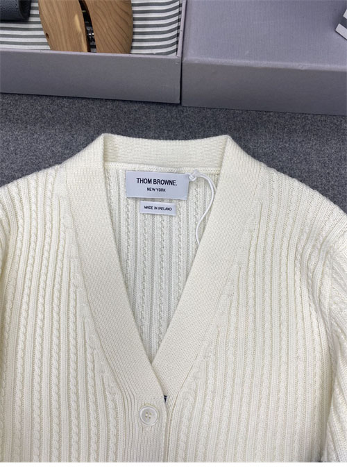Thom Browne 톰브라운 여성용 사선완장 4-Bar 버진 울 케이블 크롭 v넥 가디건 레플리카 16번 이미지 - 의류 | 세미샵 레플리카 사이트