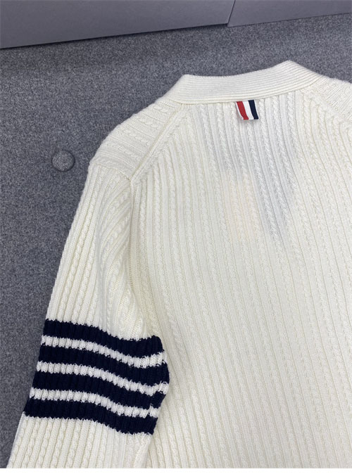 Thom Browne 톰브라운 여성용 사선완장 4-Bar 버진 울 케이블 크롭 v넥 가디건 레플리카 17번 이미지 - 의류 | 세미샵 레플리카 사이트