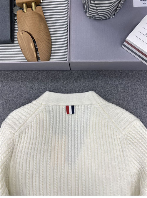 Thom Browne 톰브라운 여성용 사선완장 4-Bar 버진 울 케이블 크롭 v넥 가디건 레플리카 18번 이미지 - 의류 | 세미샵 레플리카 사이트