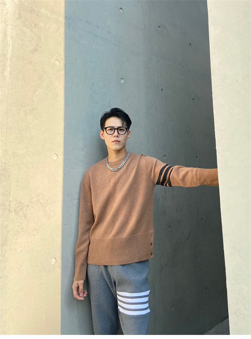 Thom Browne 톰브라운 울 저지 스티치 사선완장 4-Bar 크루넥 클래식 니트 레플리카 4번 이미지 - 의류 | 세미샵 레플리카 사이트