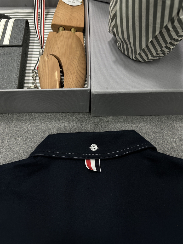 Thom Browne 톰브라운 울 테크 콘트라스트 스티치 폴로 셔츠 레플리카 13번 이미지 - 의류 | 세미샵 레플리카 사이트