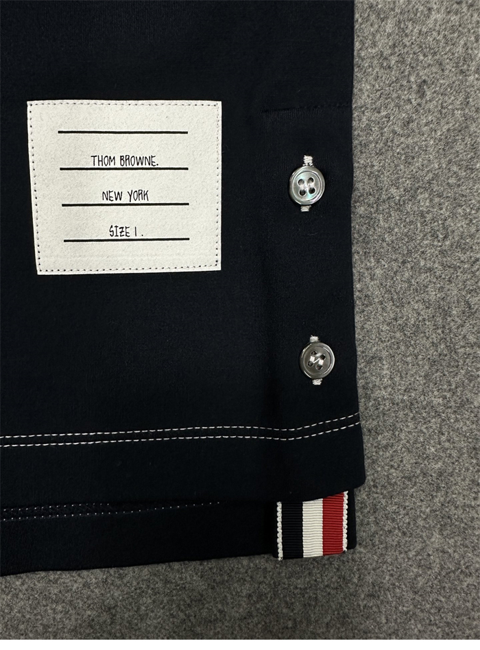 Thom Browne 톰브라운 울 테크 콘트라스트 스티치 폴로 셔츠 레플리카 19번 이미지 - 의류 | 세미샵 레플리카 사이트