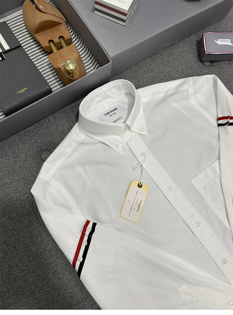 Thom Browne 톰브라운 클래식 포플린 암밴드 셔츠 레플리카 8번 이미지 - 의류 | 세미샵 레플리카 사이트