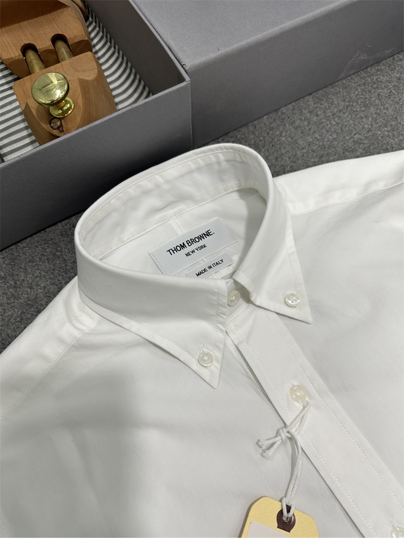 Thom Browne 톰브라운 클래식 포플린 암밴드 셔츠 레플리카 19번 이미지 - 의류 | 세미샵 레플리카 사이트