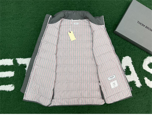 Thom Browne 톰브라운 퍼넬 넥다운 패딩 베스트 레플리카 14번 이미지 - 의류 | 세미샵 레플리카 사이트