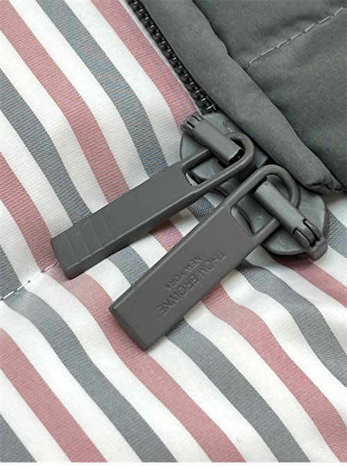 Thom Browne 톰브라운 퍼넬 넥다운 패딩 베스트 레플리카 18번 이미지 - 의류 | 세미샵 레플리카 사이트