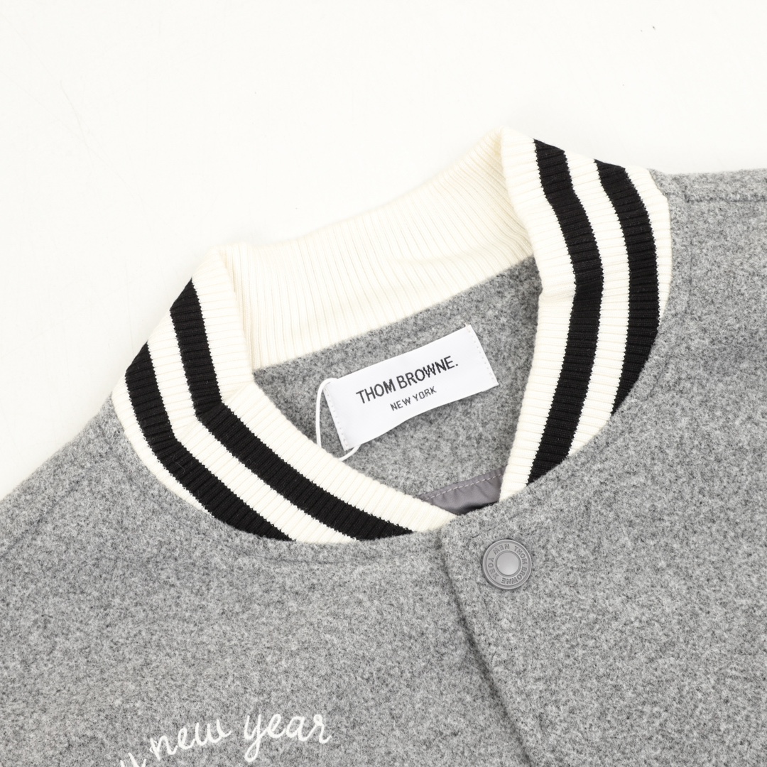 톰브라운 톰브라운 헥터 첸일 패치 멜턴 바시티 자켓 레플리카 3번 이미지 - 의류 | 세미샵 레플리카 사이트