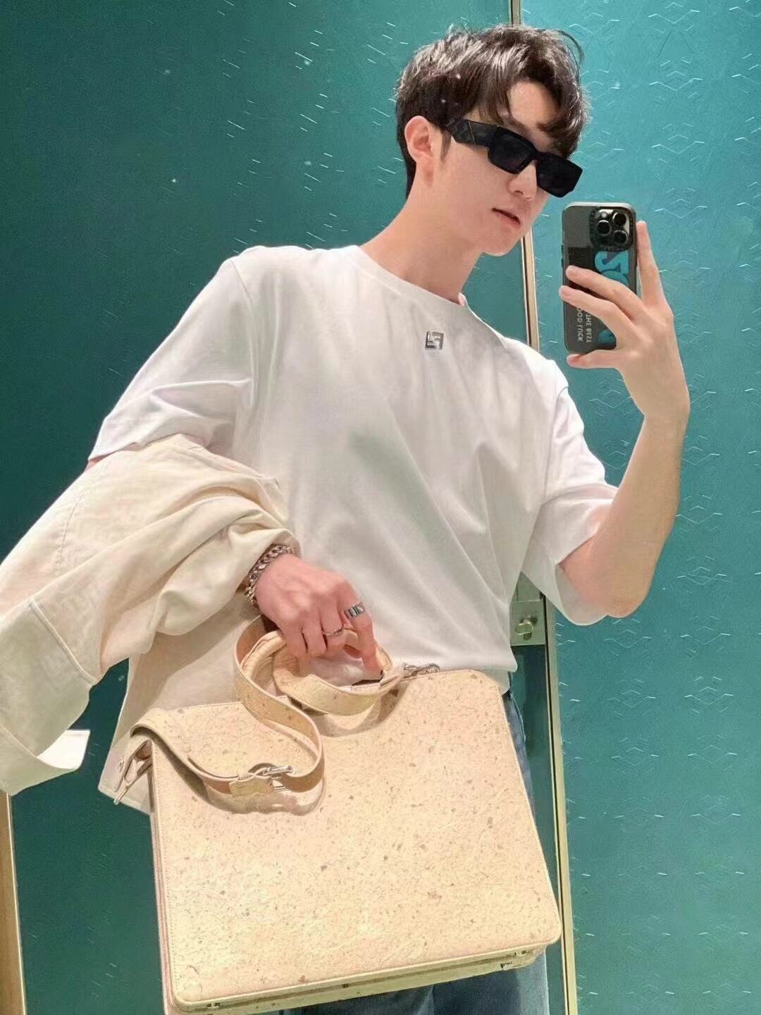 Fendi 펜디 메탈 FF 아플리케 포인트 코튼 반팔 티셔츠 “2COLOR” 레플리카 4번 이미지 - 의류 | 세미샵 레플리카 사이트