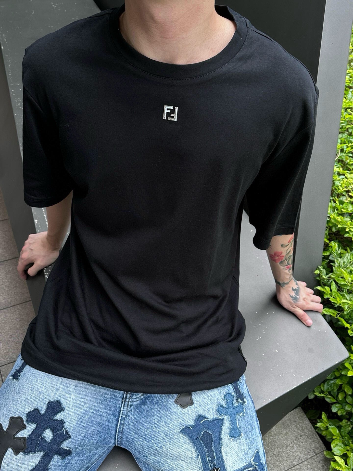 Fendi 펜디 메탈 FF 아플리케 포인트 코튼 반팔 티셔츠 “2COLOR” 레플리카 7번 이미지 - 의류 | 세미샵 레플리카 사이트