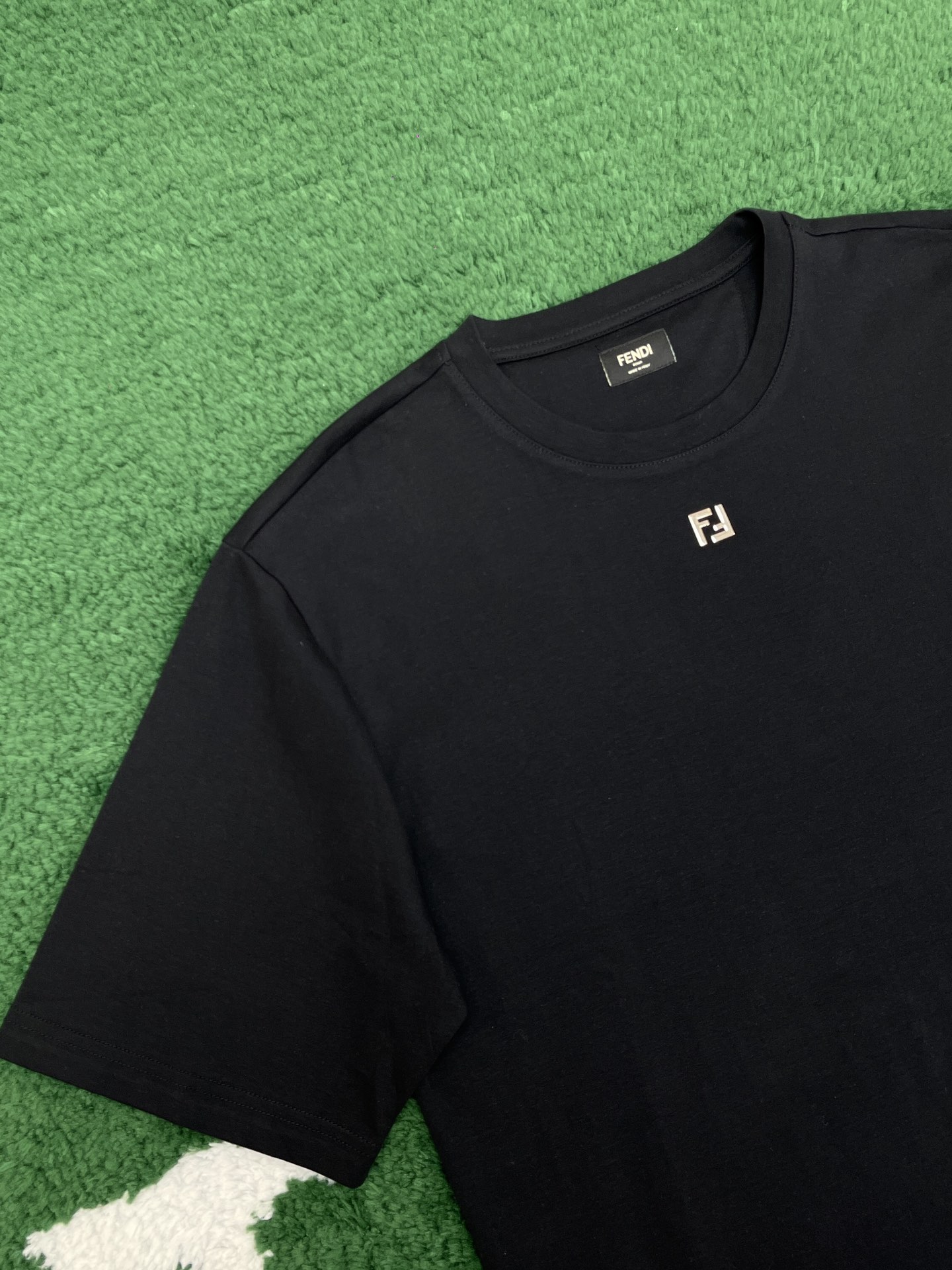 Fendi 펜디 메탈 FF 아플리케 포인트 코튼 반팔 티셔츠 “2COLOR” 레플리카 10번 이미지 - 의류 | 세미샵 레플리카 사이트