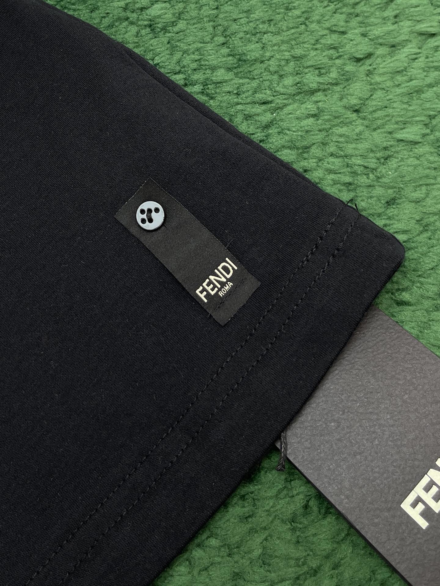 Fendi 펜디 메탈 FF 아플리케 포인트 코튼 반팔 티셔츠 “2COLOR” 레플리카 12번 이미지 - 의류 | 세미샵 레플리카 사이트