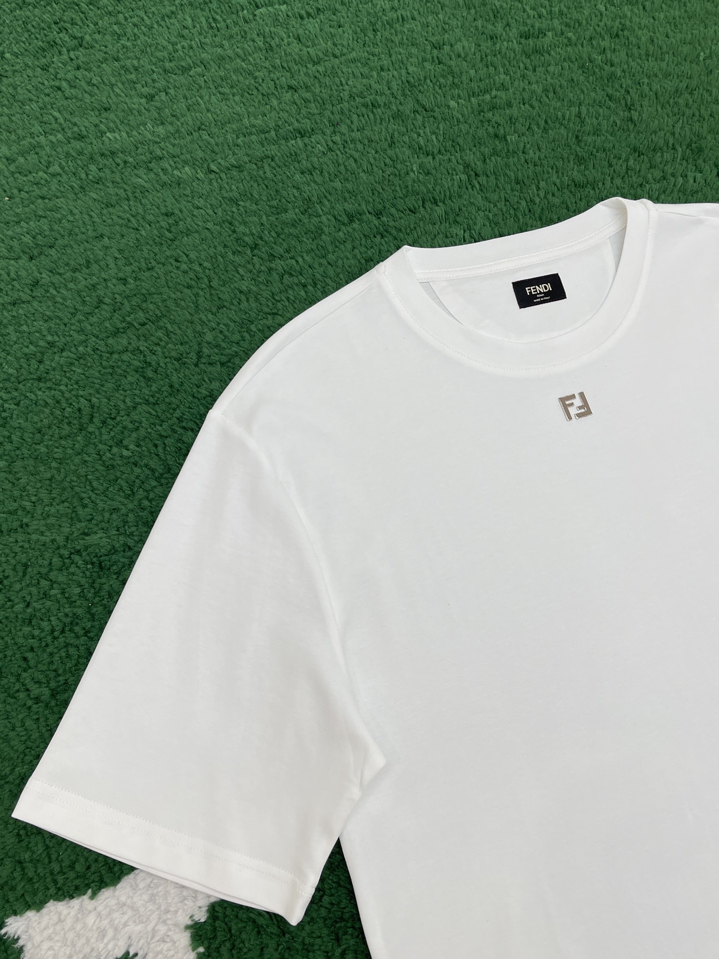 Fendi 펜디 메탈 FF 아플리케 포인트 코튼 반팔 티셔츠 “2COLOR” 레플리카 16번 이미지 - 의류 | 세미샵 레플리카 사이트