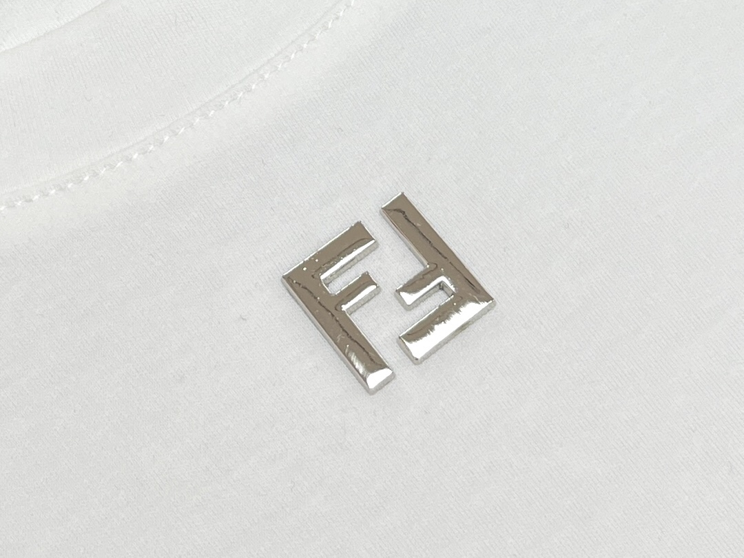 Fendi 펜디 메탈 FF 아플리케 포인트 코튼 반팔 티셔츠 “2COLOR” 레플리카 18번 이미지 - 의류 | 세미샵 레플리카 사이트