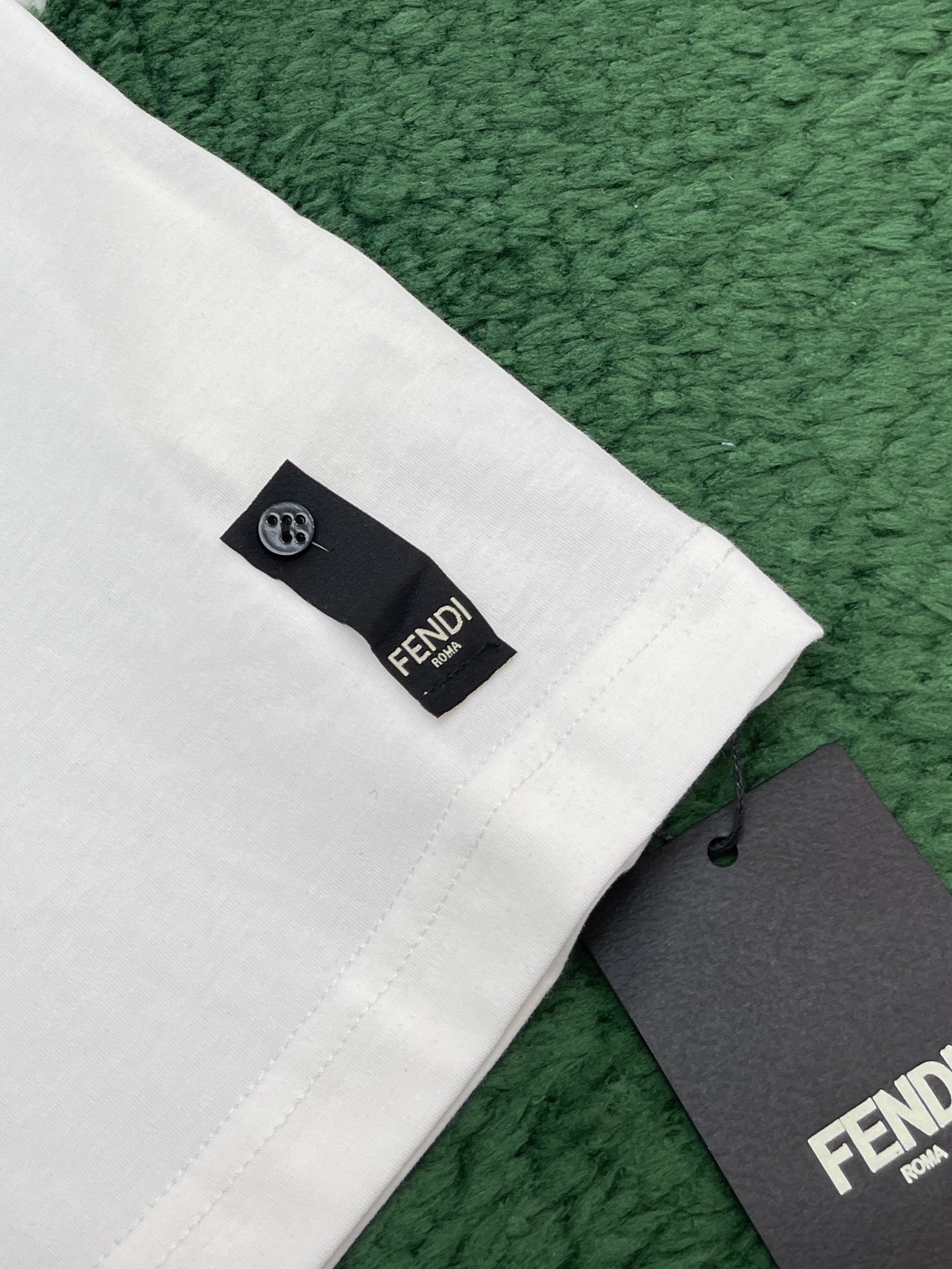 Fendi 펜디 메탈 FF 아플리케 포인트 코튼 반팔 티셔츠 “2COLOR” 레플리카 19번 이미지 - 의류 | 세미샵 레플리카 사이트