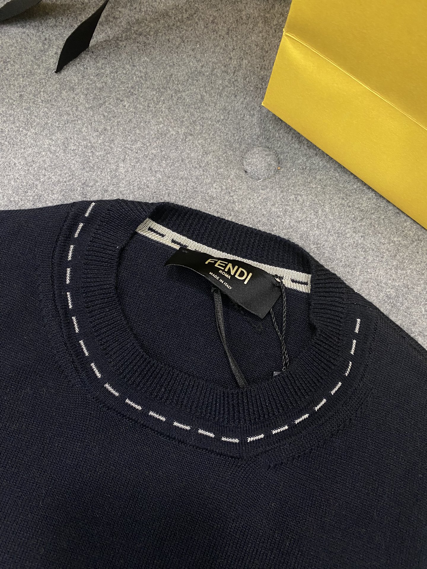Fendi 펜디 블루톤 메이드 인 펜디 디테일 크루넥 반팔 스웨터 레플리카 5번 이미지 - 의류 | 세미샵 레플리카 사이트