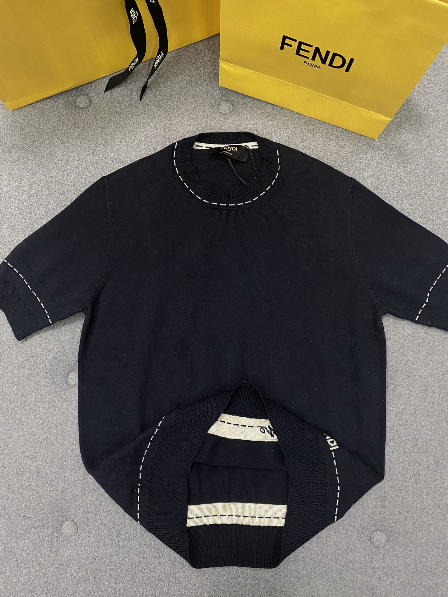 Fendi 펜디 블루톤 메이드 인 펜디 디테일 크루넥 반팔 스웨터 레플리카 7번 이미지 - 의류 | 세미샵 레플리카 사이트