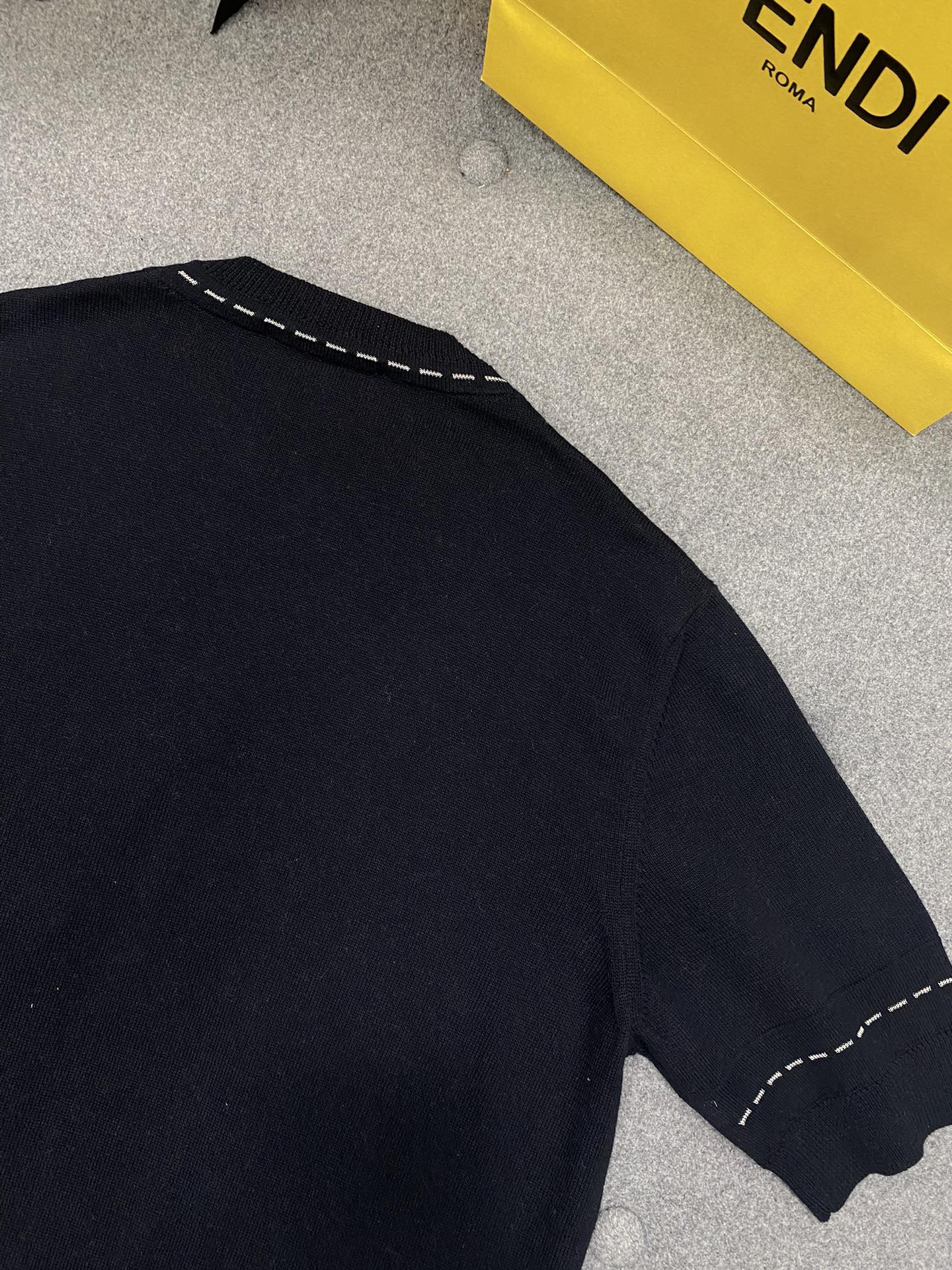 Fendi 펜디 블루톤 메이드 인 펜디 디테일 크루넥 반팔 스웨터 레플리카 11번 이미지 - 의류 | 세미샵 레플리카 사이트