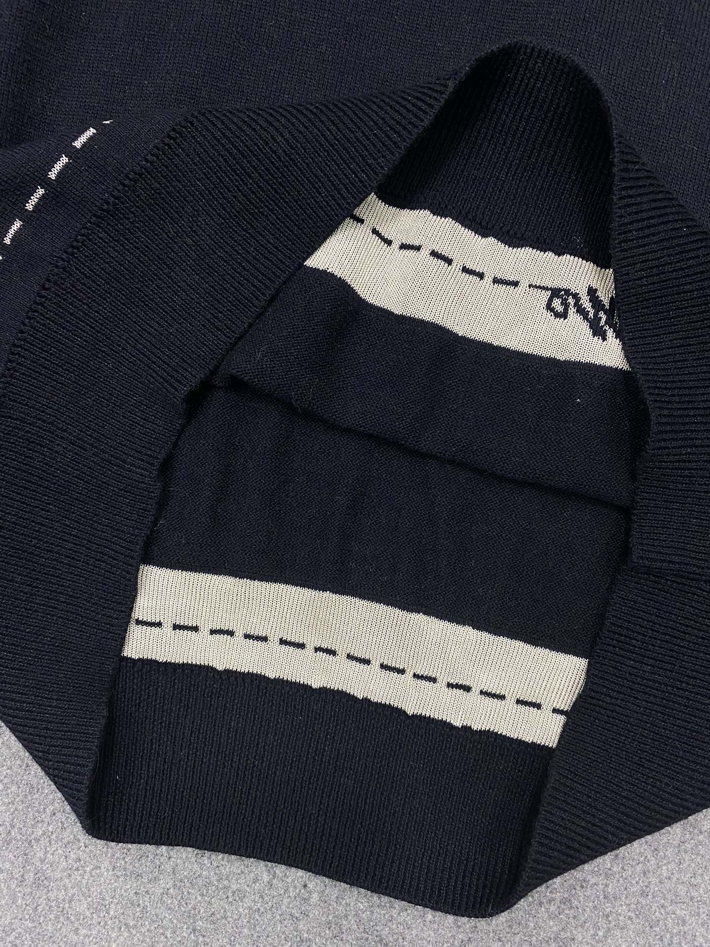 Fendi 펜디 블루톤 메이드 인 펜디 디테일 크루넥 반팔 스웨터 레플리카 12번 이미지 - 의류 | 세미샵 레플리카 사이트