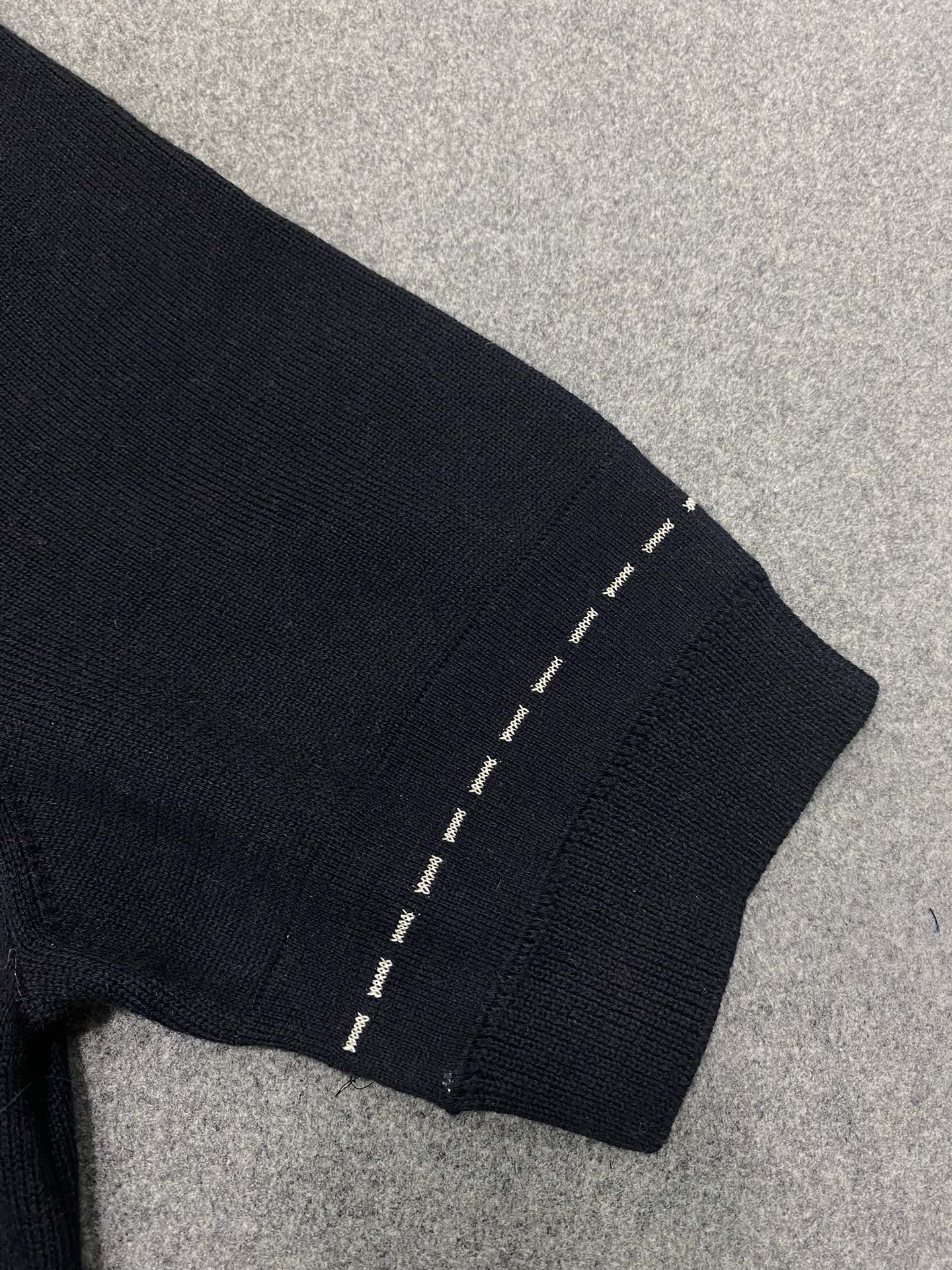 Fendi 펜디 블루톤 메이드 인 펜디 디테일 크루넥 반팔 스웨터 레플리카 15번 이미지 - 의류 | 세미샵 레플리카 사이트