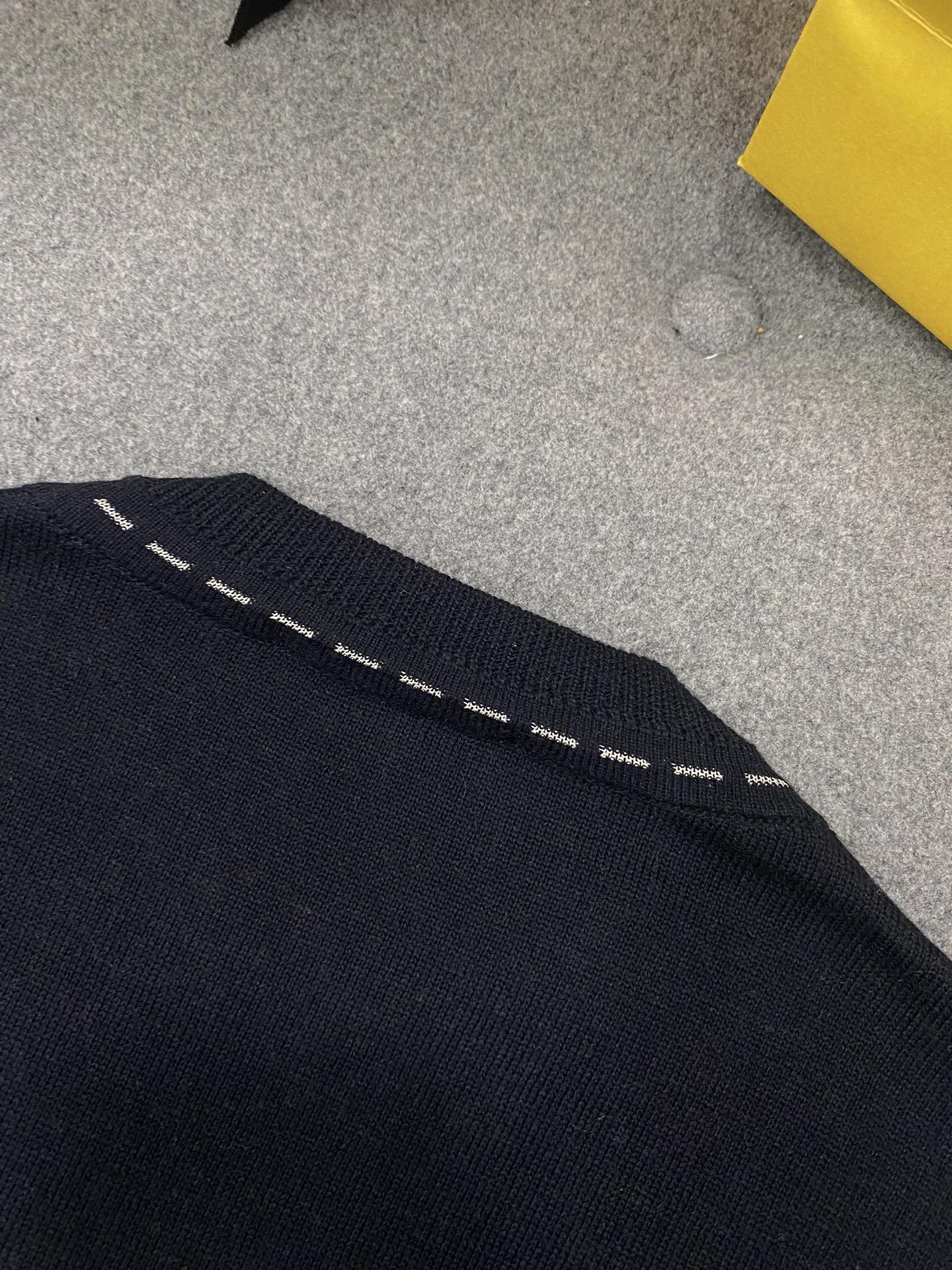 Fendi 펜디 블루톤 메이드 인 펜디 디테일 크루넥 반팔 스웨터 레플리카 19번 이미지 - 의류 | 세미샵 레플리카 사이트