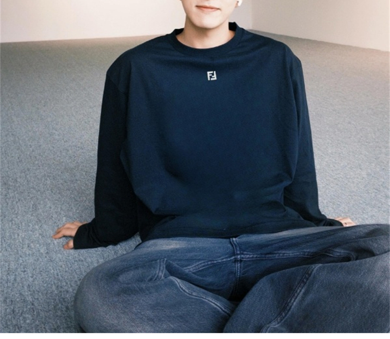 Fendi 펜디 스몰 FF 메탈 긴팔 티셔츠 레플리카 3번 이미지 - 의류 | 세미샵 레플리카 사이트