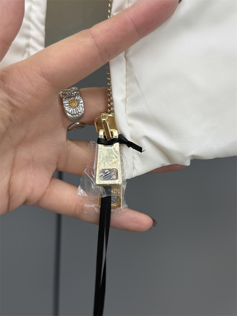 펜디 펜디 퀼팅 애비에이터 다운 패딩 자켓 레플리카 22번 이미지 - 의류 | 세미샵 레플리카 사이트