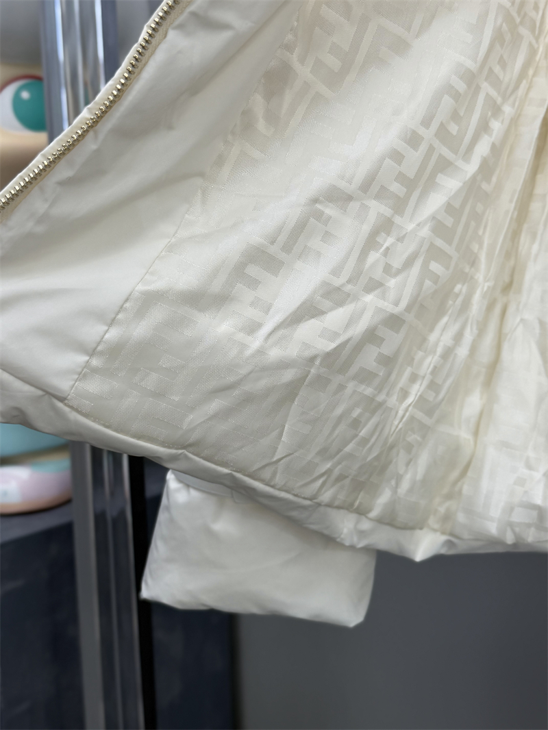 펜디 펜디 퀼팅 애비에이터 다운 패딩 자켓 레플리카 18번 이미지 - 의류 | 세미샵 레플리카 사이트