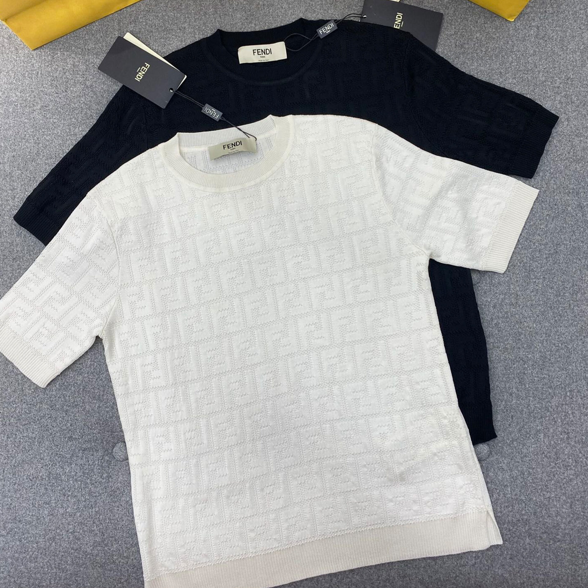 Fendi 펜디 톤온톤 플록 FF 모티브 니트 반팔 티셔츠 “2COLOR” 레플리카 1번 이미지 - 의류 | 세미샵 레플리카 사이트