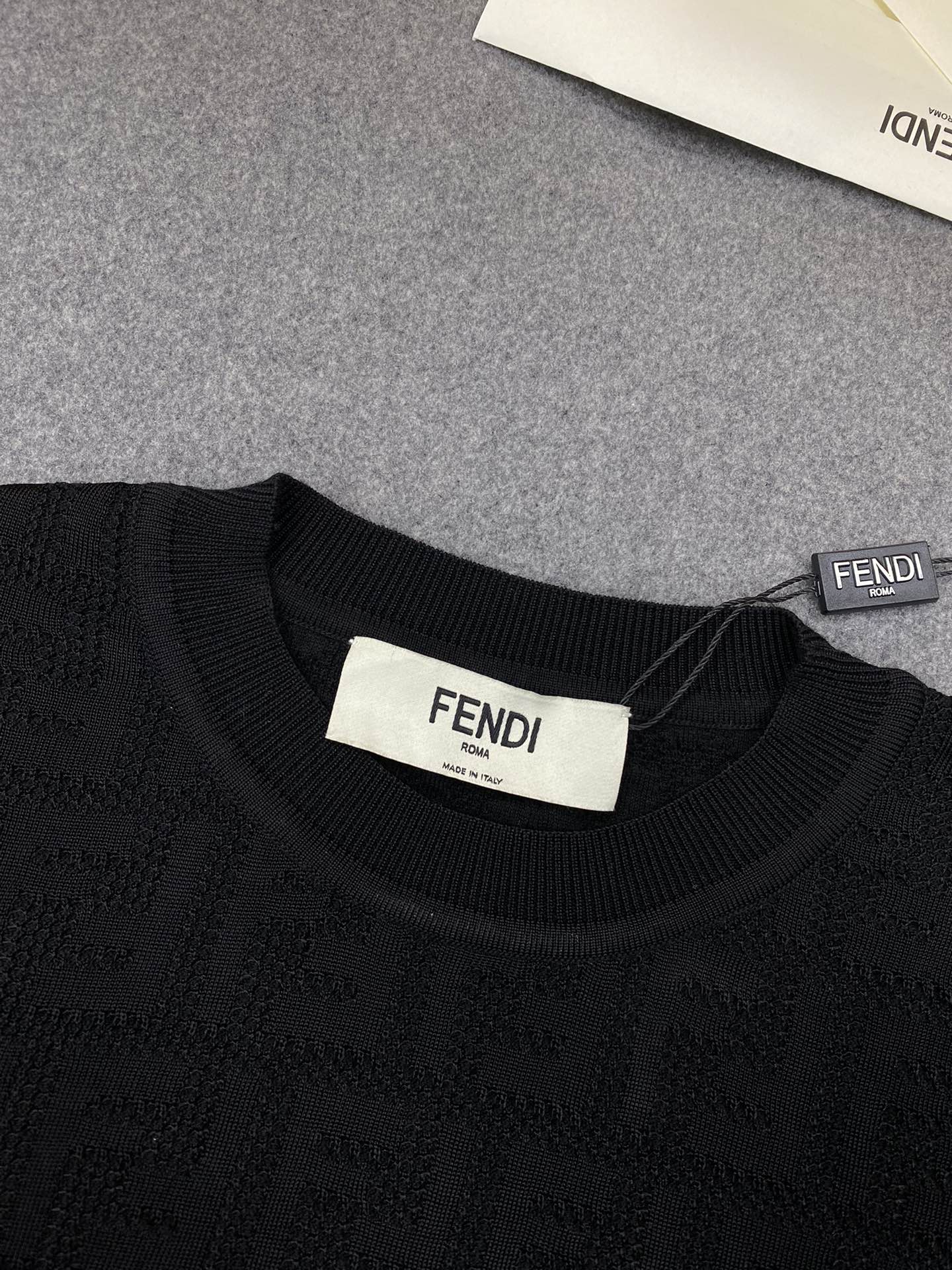 Fendi 펜디 톤온톤 플록 FF 모티브 니트 반팔 티셔츠 “2COLOR” 레플리카 8번 이미지 - 의류 | 세미샵 레플리카 사이트