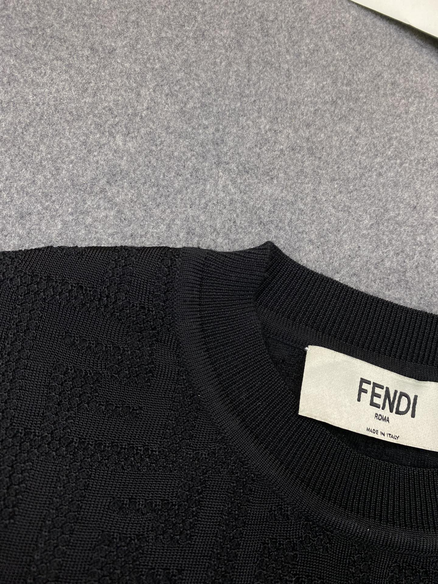 Fendi 펜디 톤온톤 플록 FF 모티브 니트 반팔 티셔츠 “2COLOR” 레플리카 9번 이미지 - 의류 | 세미샵 레플리카 사이트