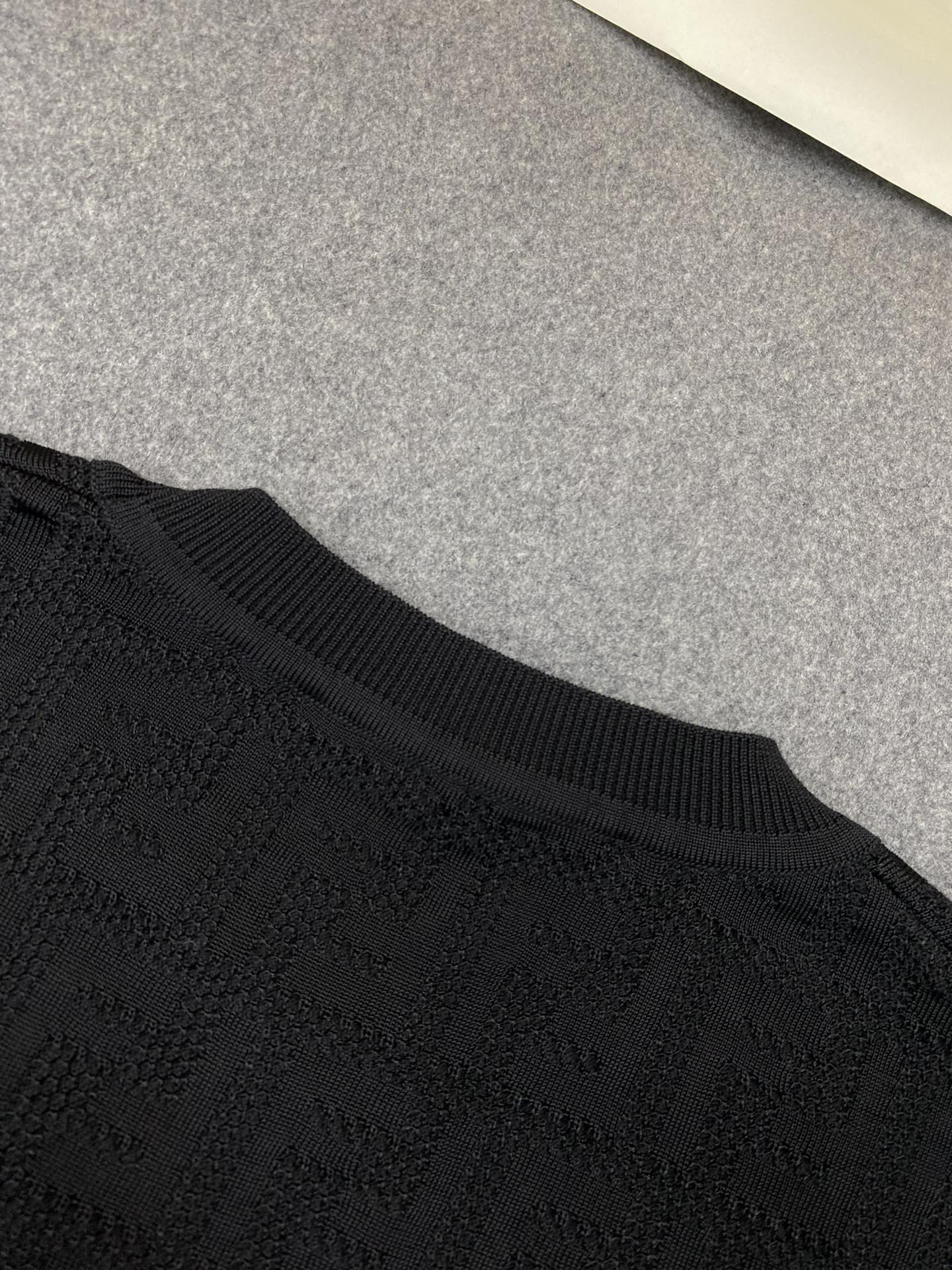 Fendi 펜디 톤온톤 플록 FF 모티브 니트 반팔 티셔츠 “2COLOR” 레플리카 10번 이미지 - 의류 | 세미샵 레플리카 사이트