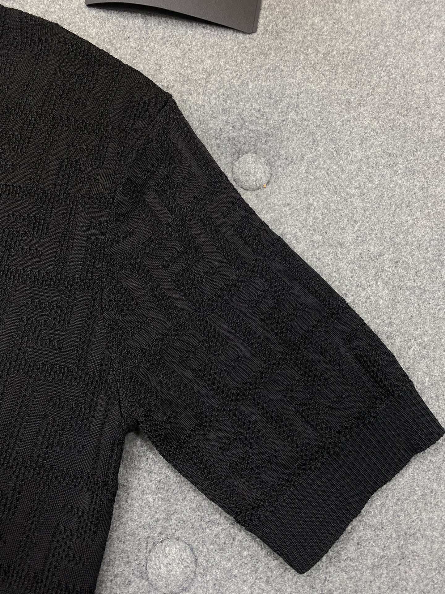 Fendi 펜디 톤온톤 플록 FF 모티브 니트 반팔 티셔츠 “2COLOR” 레플리카 11번 이미지 - 의류 | 세미샵 레플리카 사이트