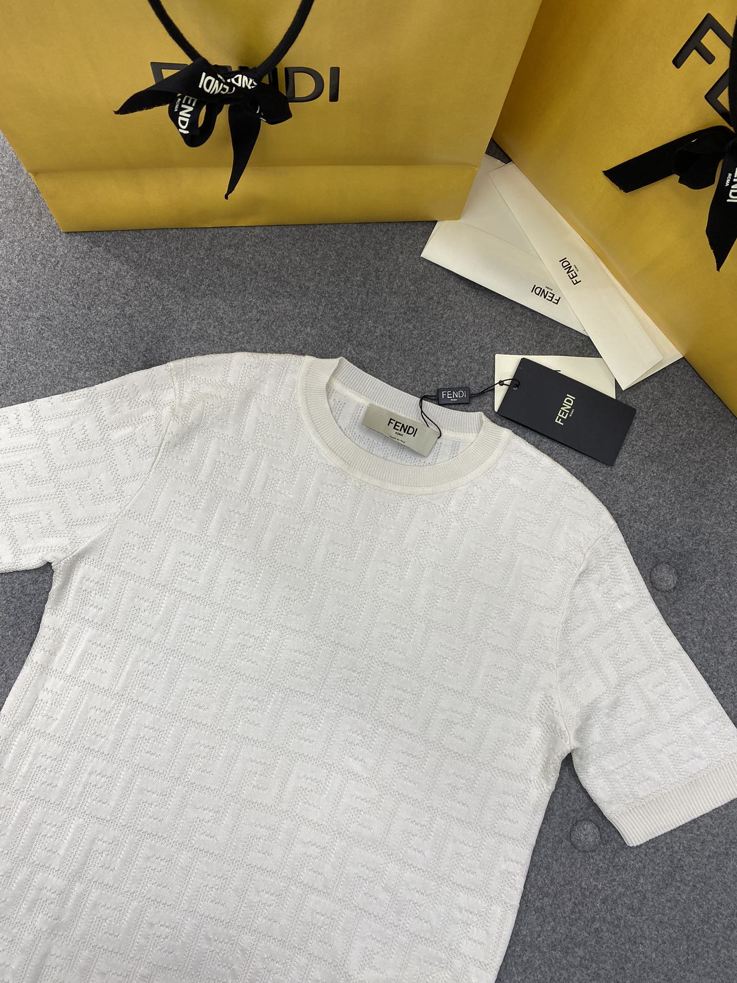 Fendi 펜디 톤온톤 플록 FF 모티브 니트 반팔 티셔츠 “2COLOR” 레플리카 12번 이미지 - 의류 | 세미샵 레플리카 사이트